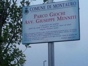 La targa a memoria dell'avvocato Giuseppe Menniti, papà di Domenico