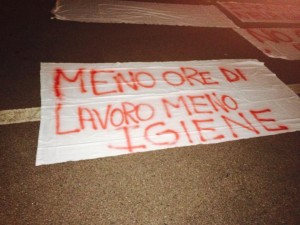 Gli striscioni di protesta dei dipendenti nel piazzale dell'ospedale