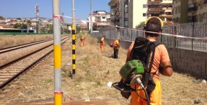 Gli operai mandati a ripulire la stazione