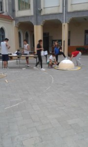 Nel cortile dell'istituto fervono i preparativi...