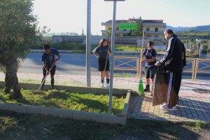 Il parroco, Don Michele Fontana, con il gruppo scout Satriano 1