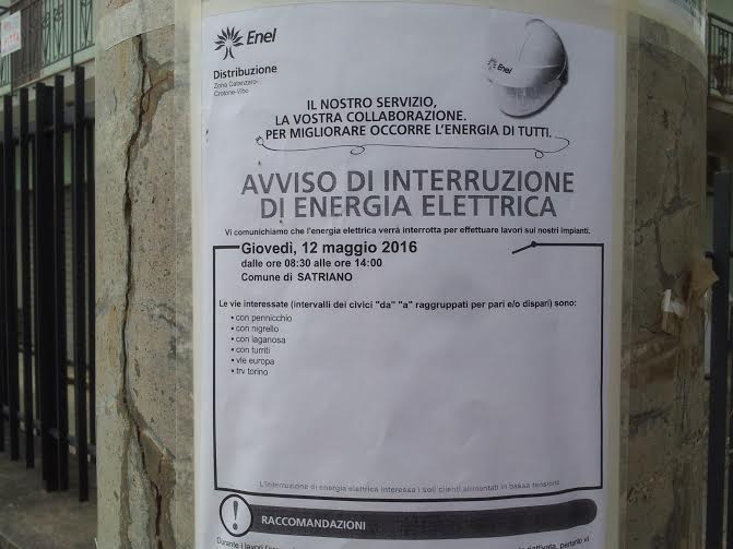 Nuova interruzione corrente domani a Satriano marina. E l'avviso è affidato  al palo della luce. - L'Esuberante