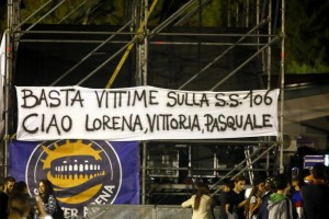 Lo striscione esposto ieri sera al concerto di Salmo a Soverato